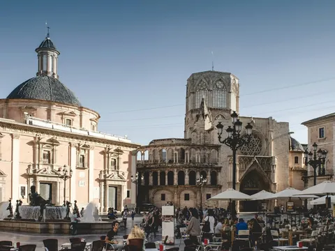 Plaza de la Virgen con la Catedral y la Basílica en el centro de Valencia