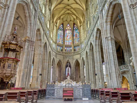 Interior gótico de la Catedral de San Vito con vidrieras en el Castillo de Praga.