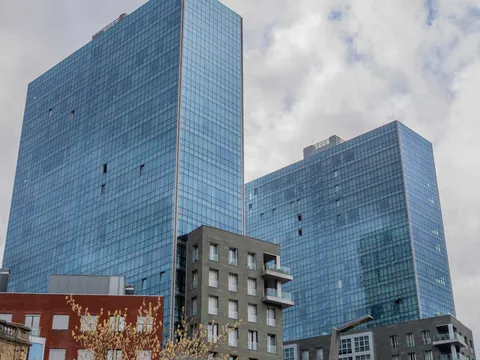 Torres Isozaki en Bilbao, modernos rascacielos de cristal junto a la ría
