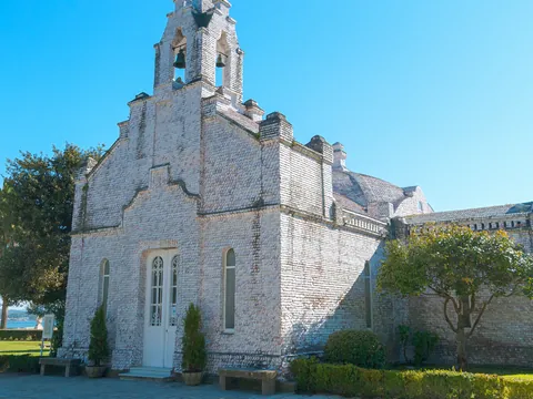 Capilla recubierta de vieiras en la Isla de la Toja, Pontevedra
