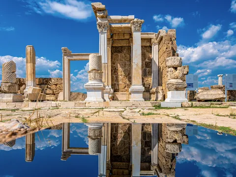 Ruinas reflejadas en el agua de la antigua ciudad de Laodicea.