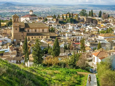 Panorámica del barrio del Albaicín con la iglesia de San Nicolás, Granada.