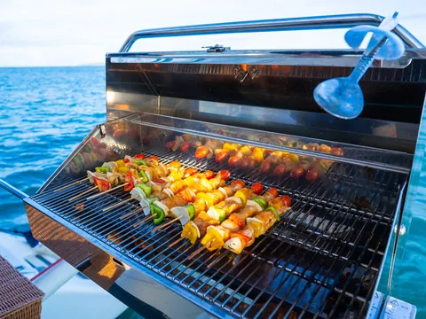 Brochetas en una barbacoa a bordo de un catamarán frente a Mallorca
