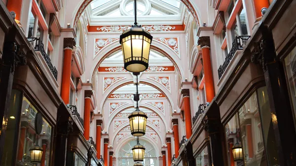 Colores, hierro forjado y tradición se mezclan en el encantador mercado de Leadenhall.