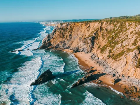 Vista aérea de los acantilados de la Praia da Adraga, Portugal