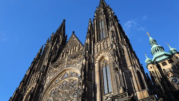 Catedral de Praga vista desde abajo con cielo despejado