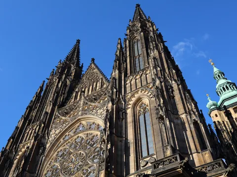 Catedral de Praga vista desde abajo con cielo despejado