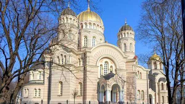Catedral de Riga, de estilo ortodoxo, uno de los monumentos más importantes que veremos en este tour a pie por el casco histórico.