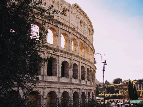 Fachada curva del Coliseo Romano en Roma, Italia