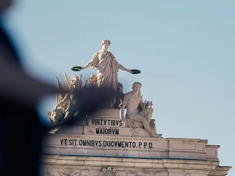 Esculturas del Arco de Rua Augusta en Lisboa bajo cielo despejado