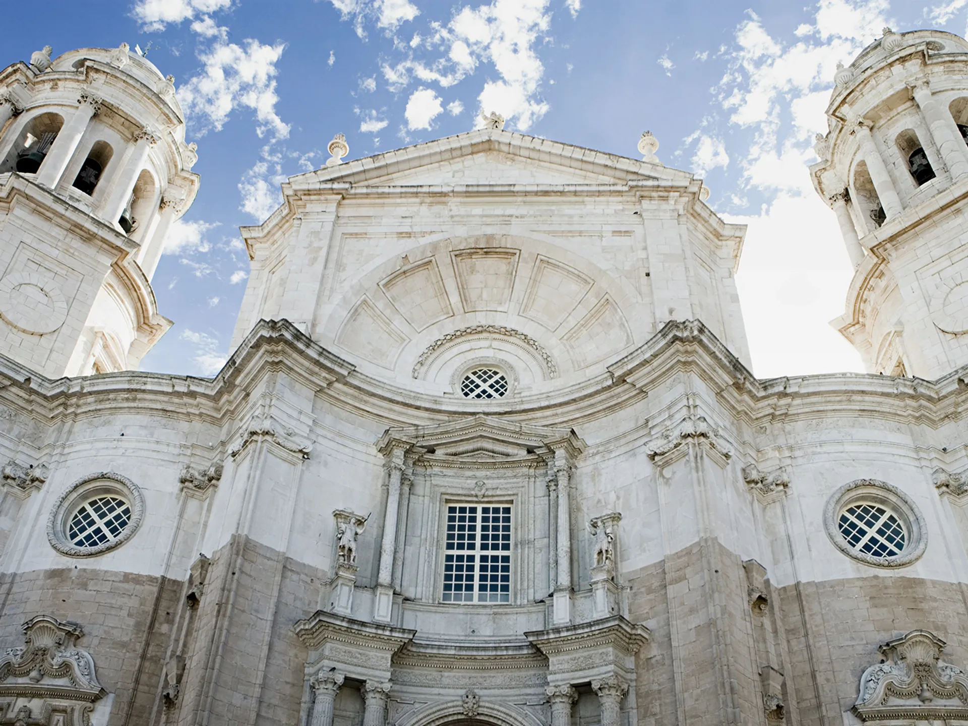 Fachada barroca y torres blancas de la Catedral de Cádiz.