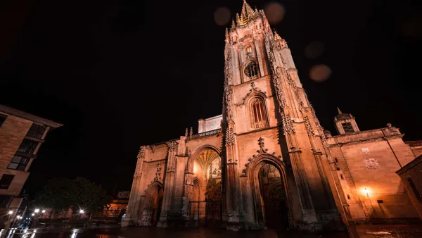 Catedral de San Salvador de Oviedo iluminada de noche, uno de los monumentos góticos más emblemáticos del Principado de Asturias.