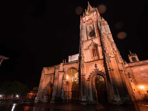 Catedral de San Salvador de Oviedo iluminada de noche, uno de los monumentos góticos más emblemáticos del Principado de Asturias.