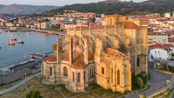 Vista aérea de la Iglesia de Santa María de la Asunción, Castro Urdiales