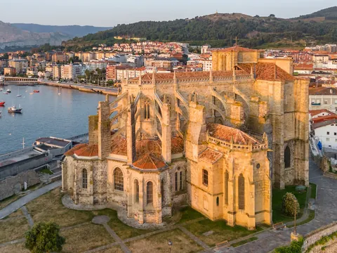 Vista aérea de la Iglesia de Santa María de la Asunción, Castro Urdiales