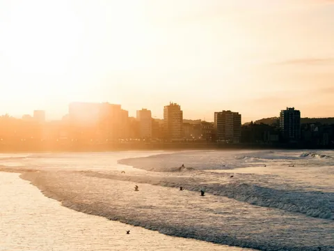 Playa de Gijón al atardecer