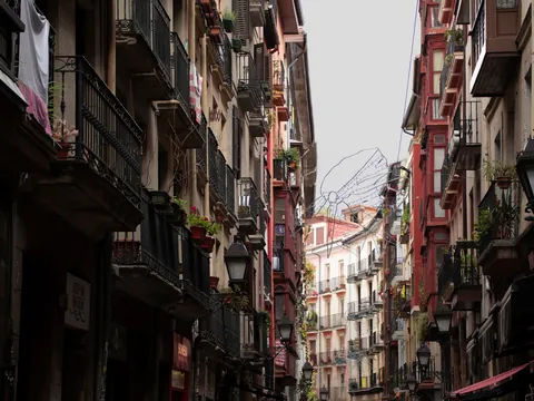 Calle estrecha del Casco Viejo de Bilbao con balcones y fachadas coloridas.