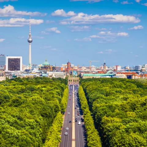 Vista aérea de carretera, ciudad y bosque de Berlín
