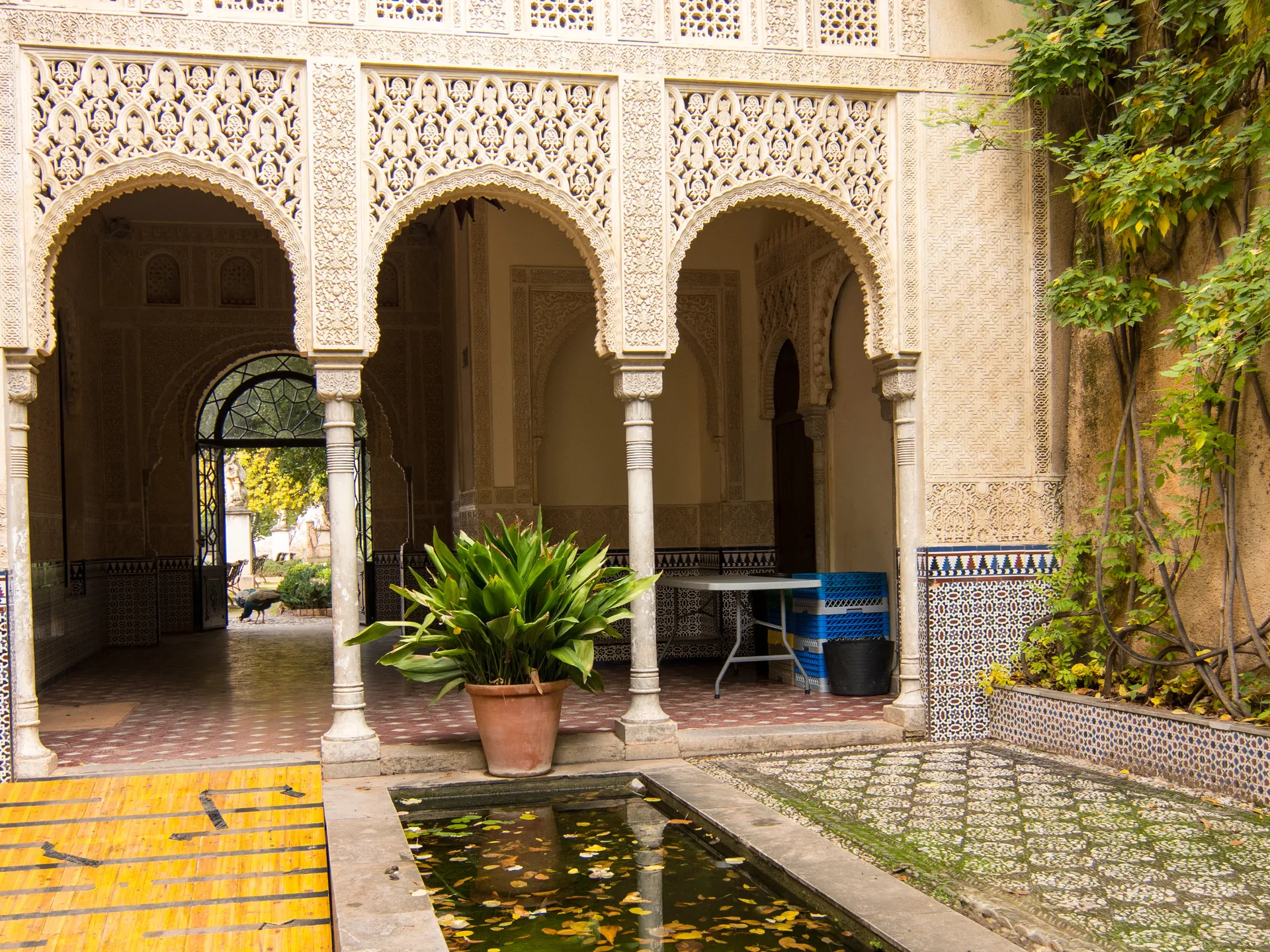 Patio en el Jardín Carmen de los Mártires de Granada - Jardín Carmen de los Mártires de Granada - Qué ver en Granada - Guía de viaje Granada - Buendía Tours