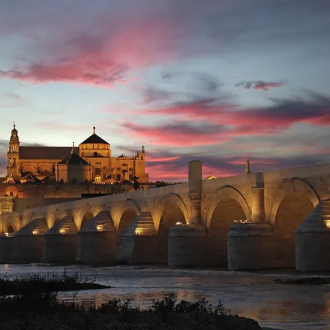 Puente Romano y Catedral de Córdoba al atardecer