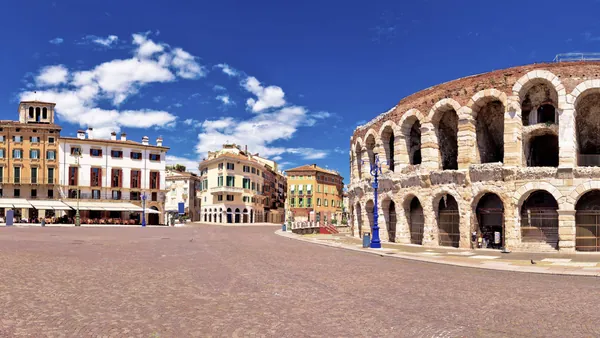 Puertas de acceso al Arena de Verona, lugar en el que comenzará la visita guiada.