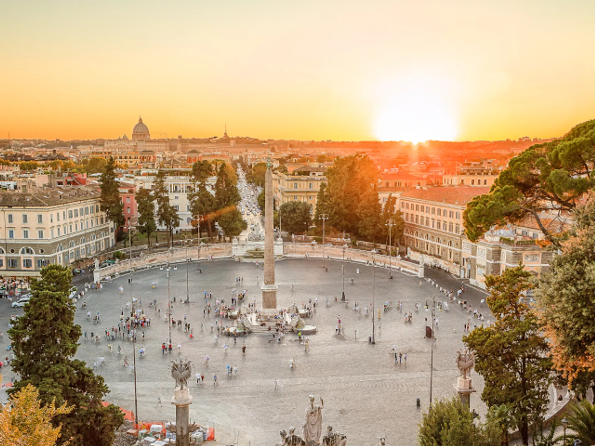 Vista del atardecer de la Piazza del Popolo de Roma