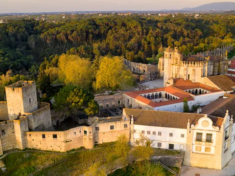 Vista aérea del Convento de Cristo y su castillo en Tomar, Portugal.