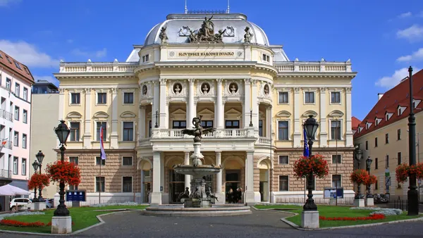 teatro-nacional-bratislava_0.jpg