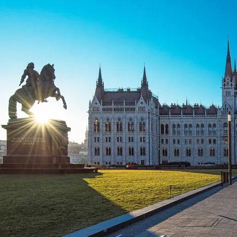 Plaza Kossuth Lajos - Qué ver en Budapest - Guía de viaje Budapest - Buendía Tours