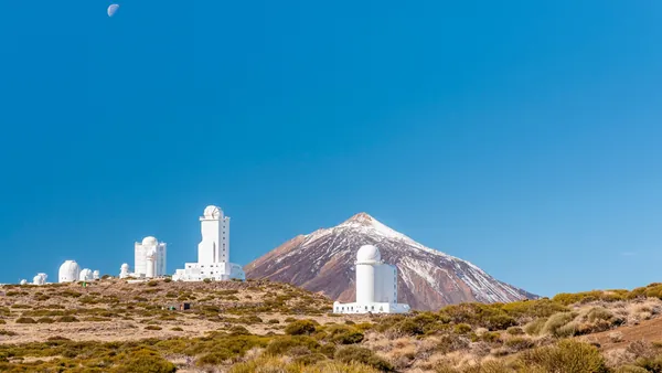 Pico del Teide nevado por encima del Observatorio, Tenerife