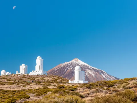 Pico del Teide nevado por encima del Observatorio, Tenerife