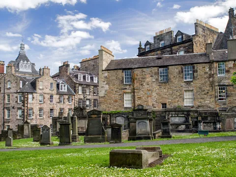 Cementerio de Greyfriars Edimburgo, inspiración para Harry Potter, con lápidas y arquitectura medieval