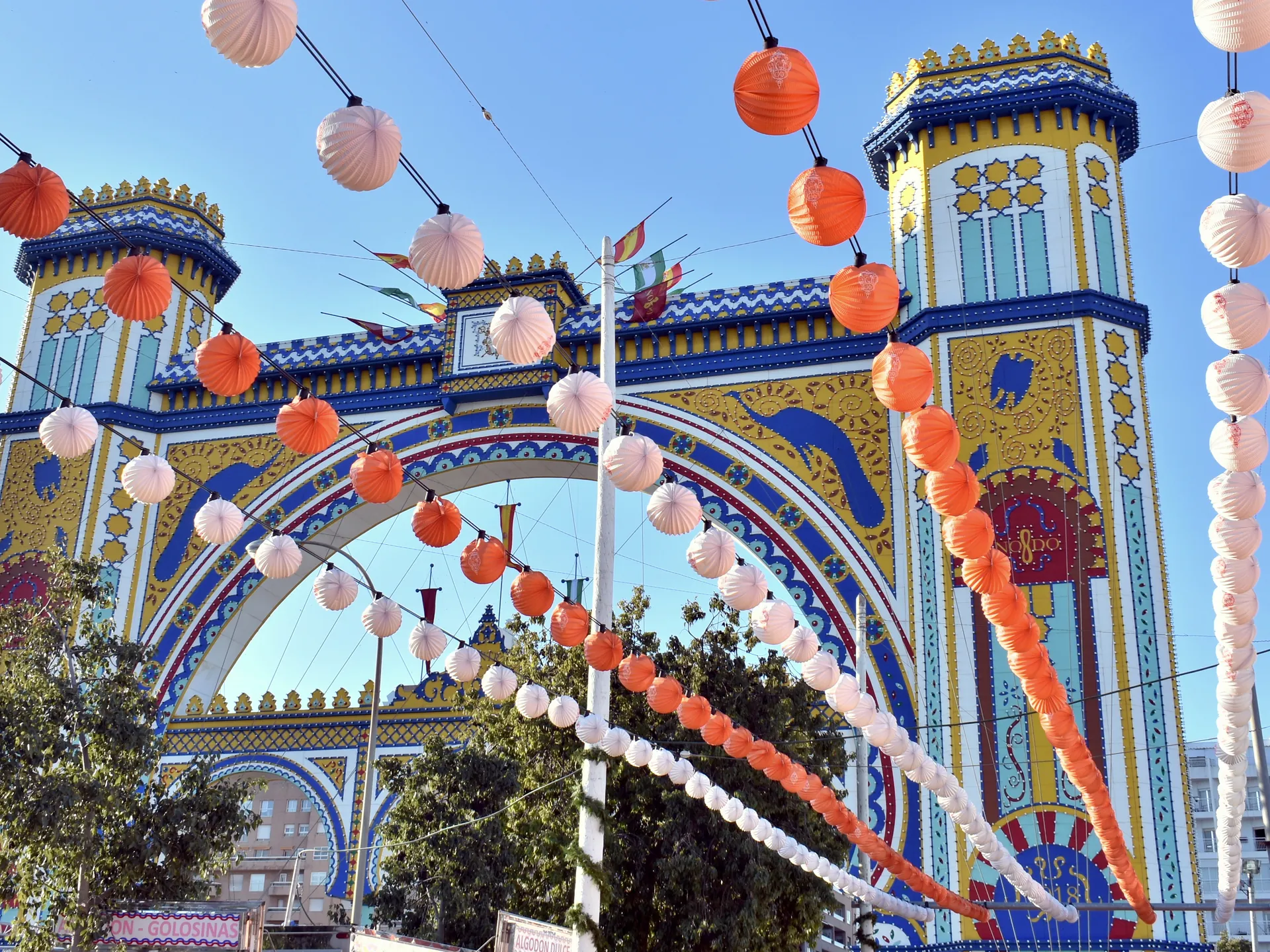 Calle decorada por una celebración en Sevilla