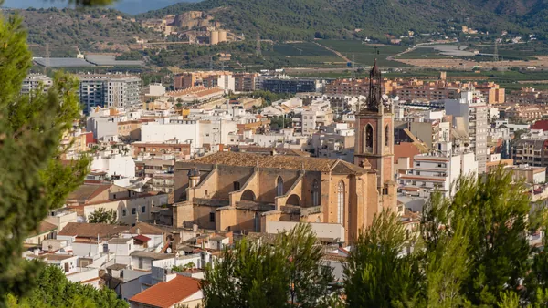 Vista Panorámica de Sagunto, que  revela la belleza y el legado de la ciudad.