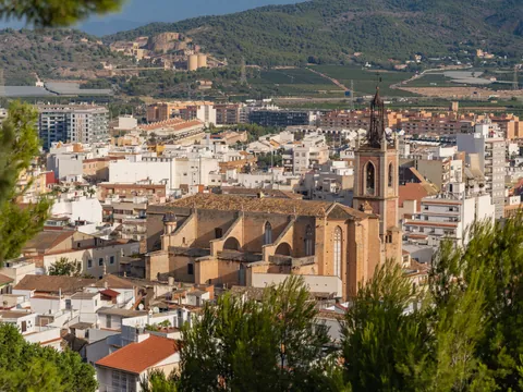 Vista Panorámica de Sagunto, que  revela la belleza y el legado de la ciudad.