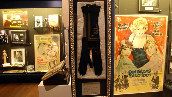 Exposición de Marilyn Monroe con carteles y guantes en Casa-Museo Cal Gerrer.