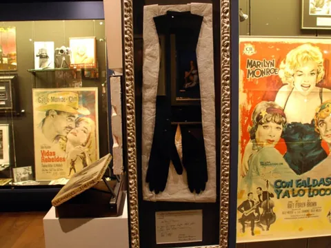 Exposición de Marilyn Monroe con carteles y guantes en Casa-Museo Cal Gerrer.