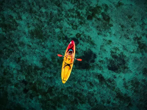 Vista cenital de un kayak sobre aguas en Menorca