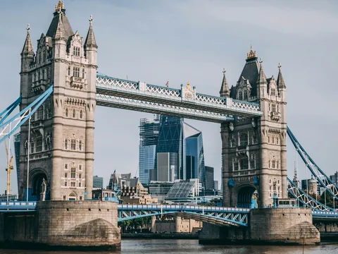 Tower Bridge en Londres, puente gótico icónico sobre el Támesis con torres gemelas características