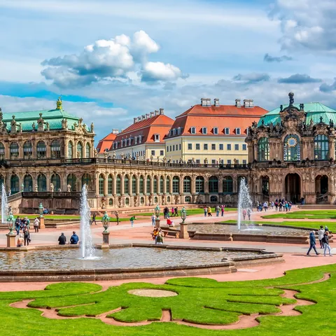El Palacio Zwinger en Dresde con sus jardines, fuentes y arquitectura barroca.