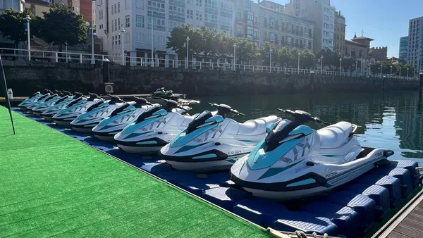 Motos de agua atracadas en el puerto deportivo de Gijón