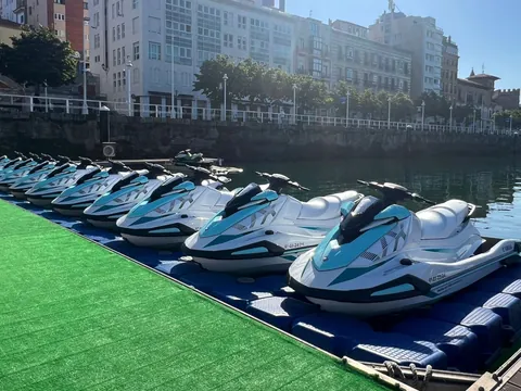 Motos de agua atracadas en el puerto deportivo de Gijón