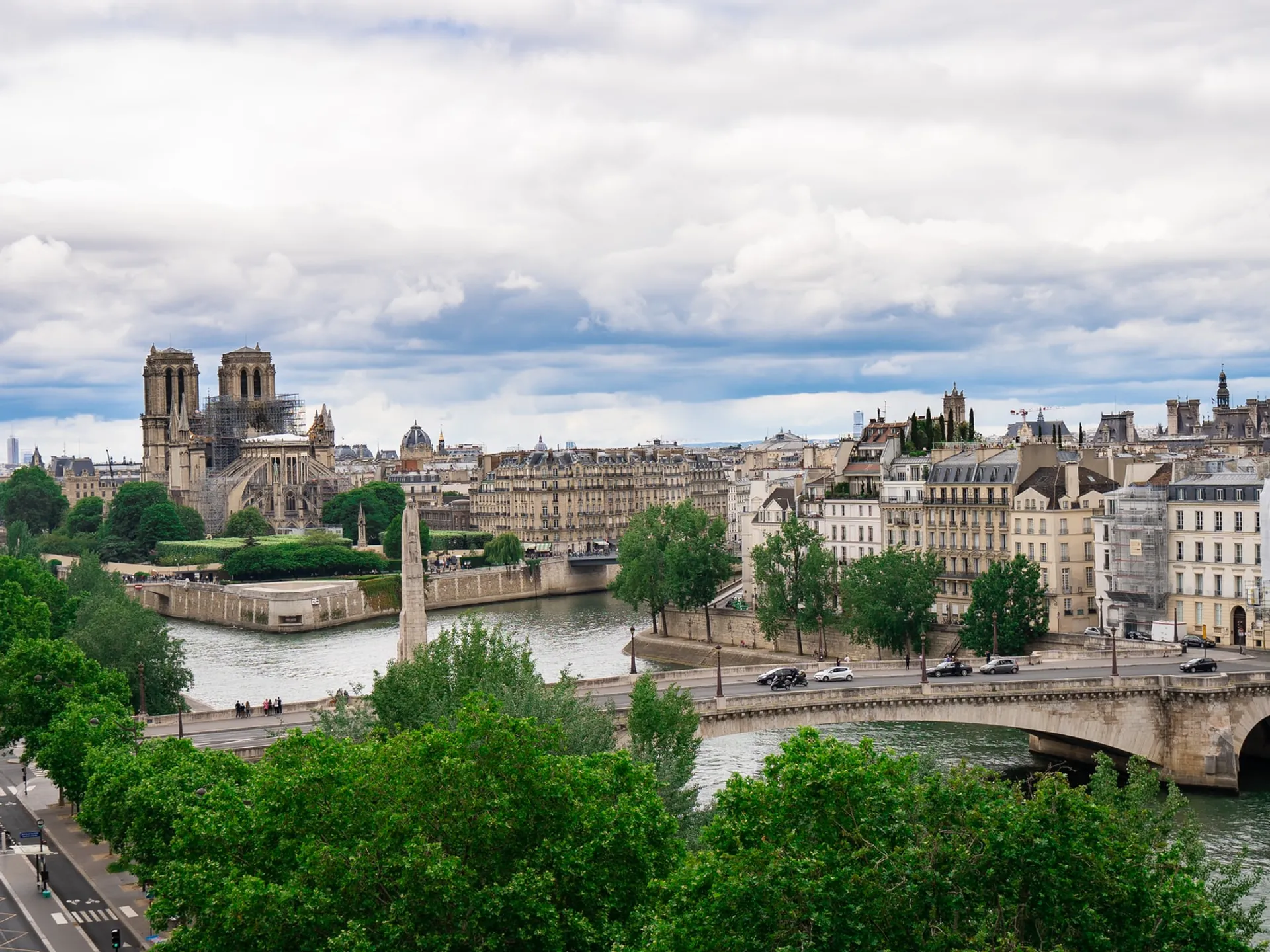 Vista panorámica de la Catedral de Notre Dame en obras y el río Sena- Guía de viaje de París- Buendía Tours 