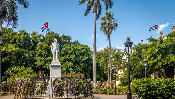 Plaza de Armas en estupendo día soleado de La Habana, Cuba