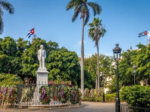 Plaza de Armas en estupendo día soleado de La Habana, Cuba