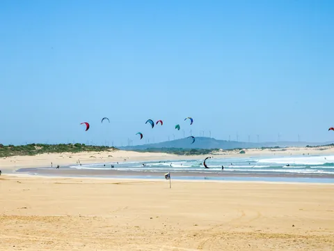 Playa de Essaouira, ideal para kitesurf y windsurf, Marruecos