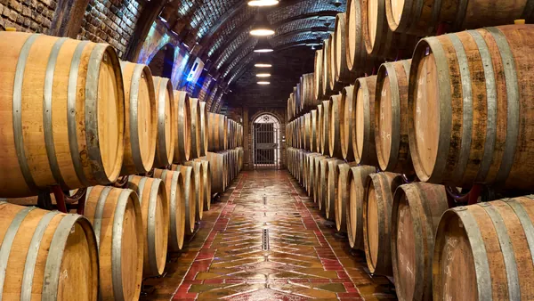 Bodega con barricas de roble americano y francés en Jumilla - Visita a las Bodegas Madrid Romero - Buendía Región de Murcia