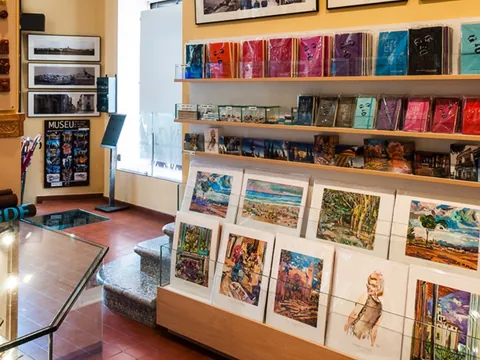 Tienda de la Casa Museo Cal Gerrer con postales y cuadros de Marilyn
