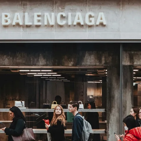 Imagen del exterior de una tienda de moda de Balenciaga