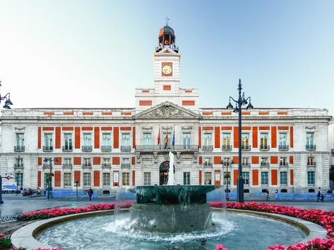 En la Puerta del Sol hablaremos del símbolo de Madrid: el oso y el madroño.